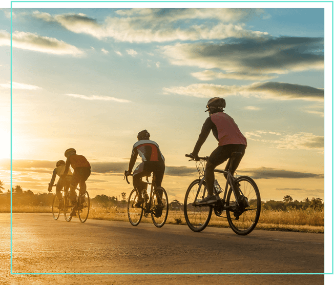 4 Fahrradfahrer im Sonnenuntergang